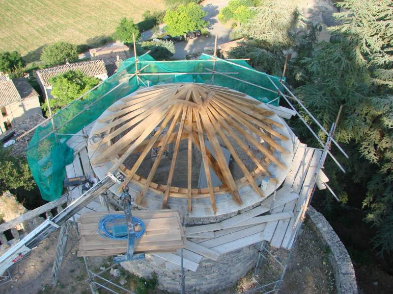 Fabrication d'une charpente pour un château Alpes de Hautes Provence